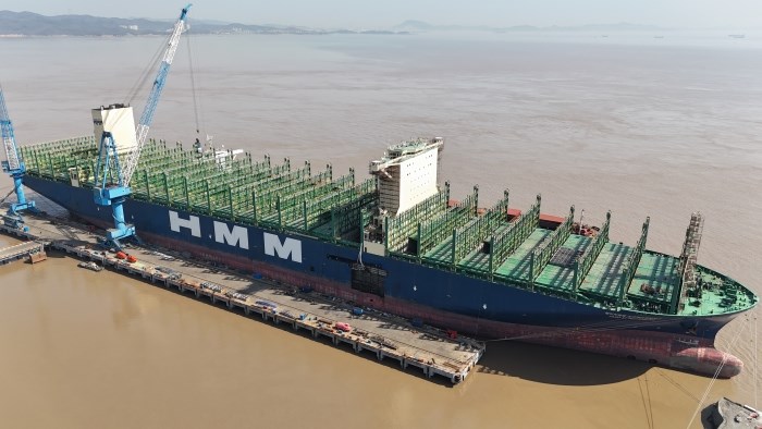 行業(yè)領(lǐng)先！華豐船舶喜迎400米集裝箱“巨無(wú)霸”